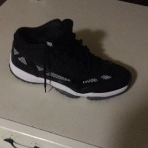 Air Jordan 11,like new,black